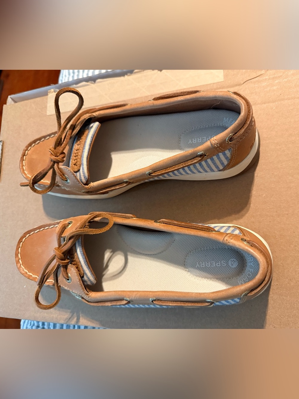 NEVER WORN!! Women’s Tan Leather Sperry Boat Shoes with Blue Stripe Detail - Picture 4 of 6